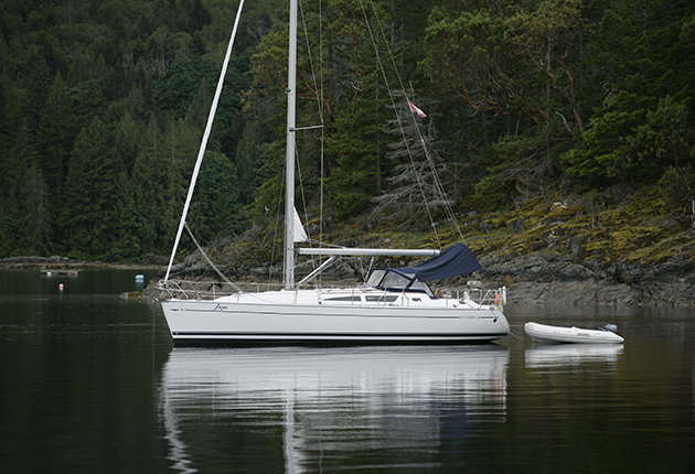 How to keep warm on a boat all the year round - install a cockpit tent