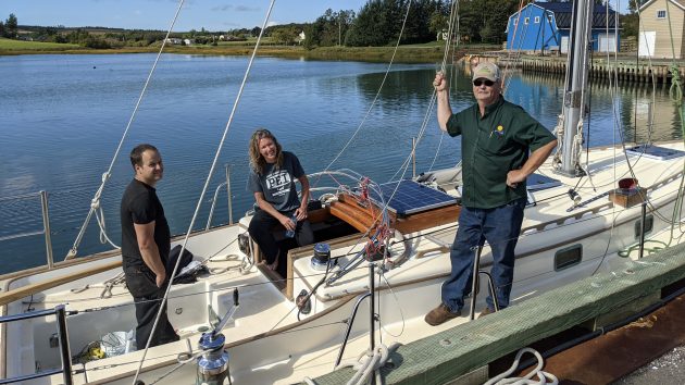 Kirsten Neuschafer with experienced Minnehaha shipwright Eddie Arsenault and her rigger. Credit: Team Kirsten/ GGR2022