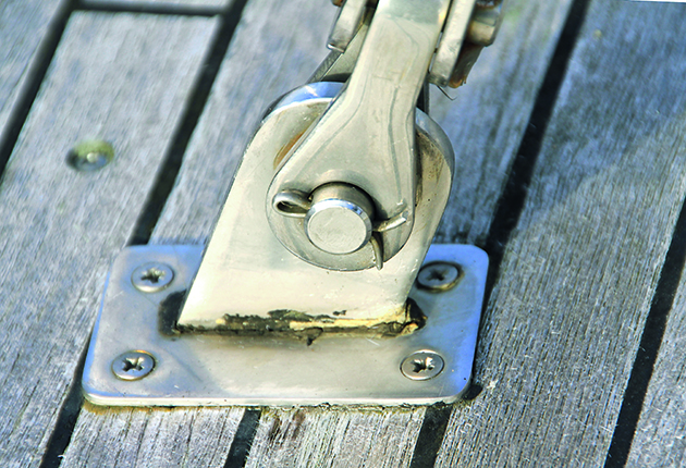 Rigging connection to the deck of a yacht