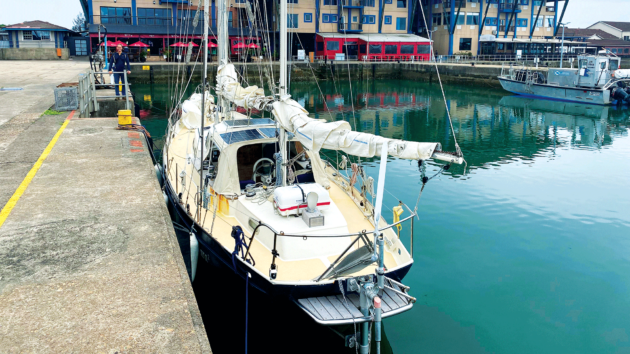 Floris van Hees and Ivar Smits are two Dutch sailors. Since 2016, they have been on a voyage of discovery around the world in search of solutions to challenges that the earth and societies face.